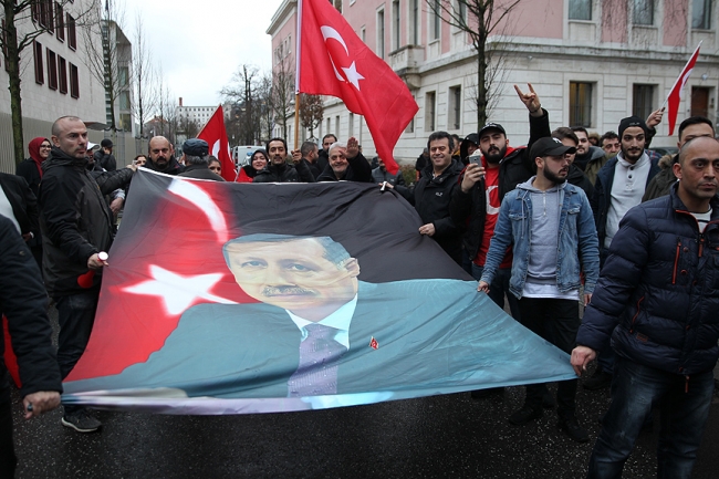 Alman polisi terör örgütü yandaşlarına müdahale etti